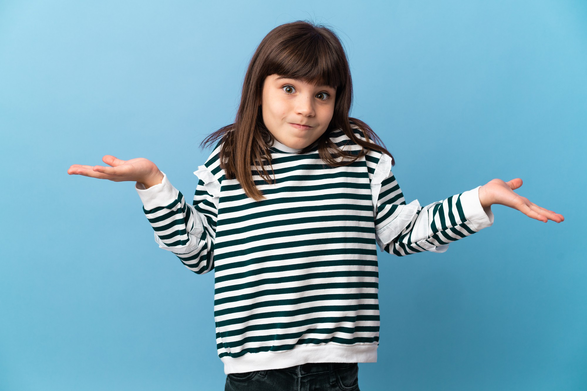 dziewczynka wzrusza ramionami
