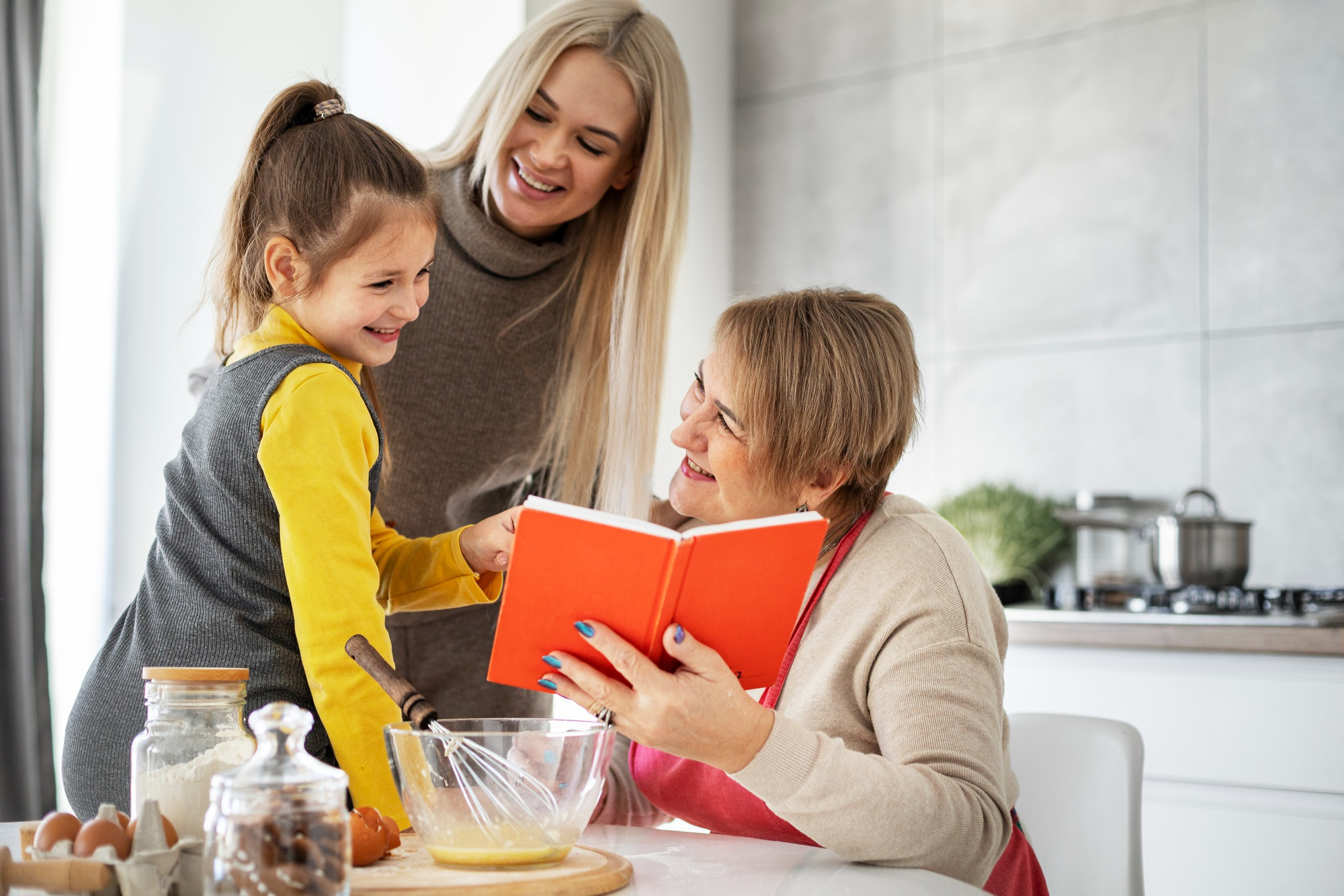 Rodzina wspólnie gotuje