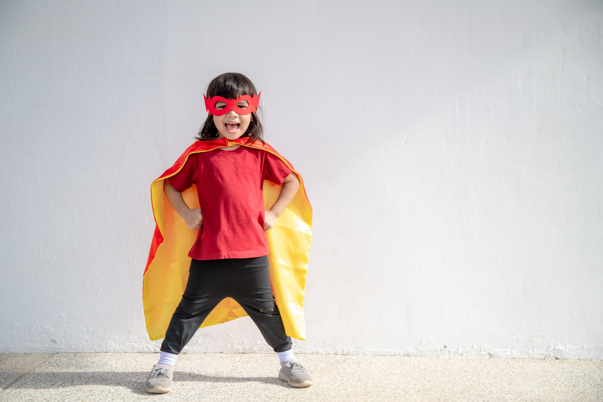 Dziecko pozuje w stroju superbohatera