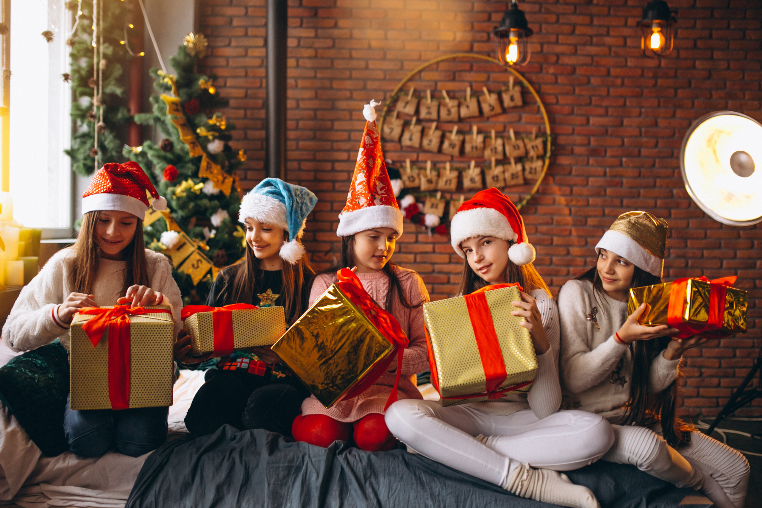 Grupa dzieci ze świątecznymi prezentami