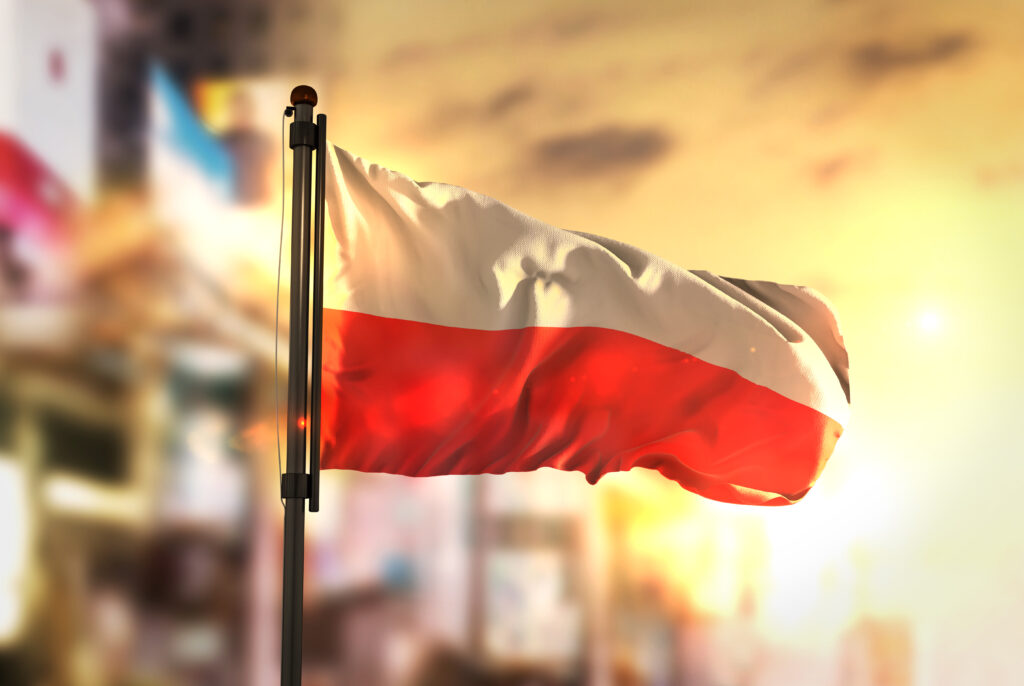 Polska flaga unosząca się na wietrze